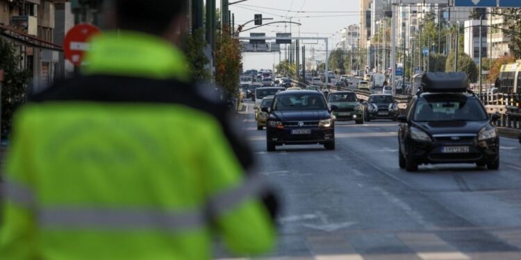 Σοκ για οδηγούς: Το πρόστιμο που τριπλασιάστηκε ‑ Μένεις χωρίς δίπλωμα για ένα χρόνο