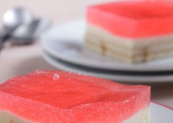 Συνταγή: Καλοκαιρινό γλυκό με ζελέ, μπισκότα, κρέμα