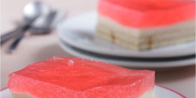 Συνταγή: Καλοκαιρινό γλυκό με ζελέ, μπισκότα, κρέμα