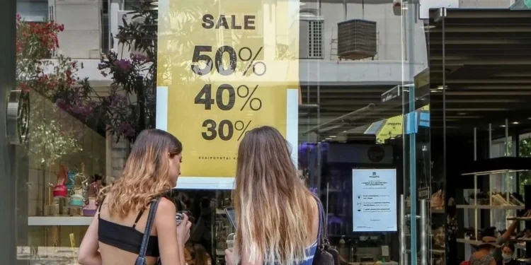 Πότε κάνουν πρεμιέρα οι θερινές εκπτώσεις: Ποια Κυριακή θα παραμείνουν ανοιχτά τα καταστήματα
