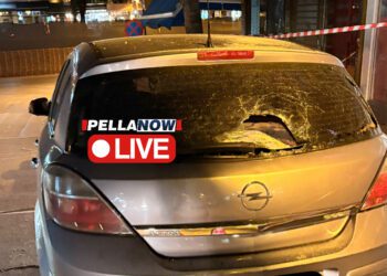 Έπεσαν σοβάδες από πολυκατοικία στο κέντρο των Γιαννιτσών – Ζημιές σε σταθμευμένο όχημα