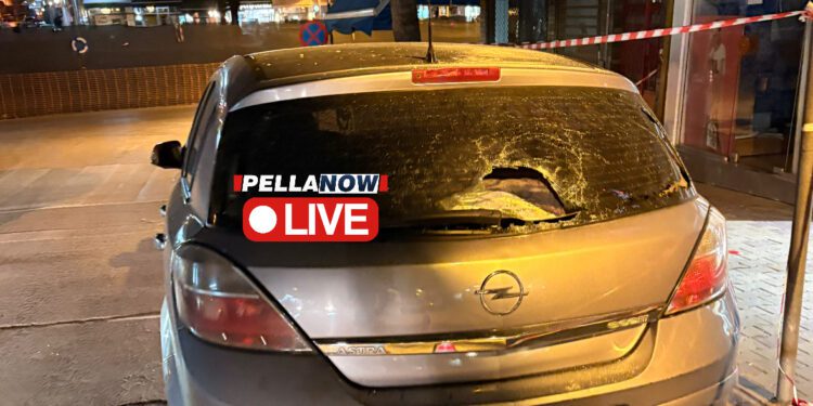 Έπεσαν σοβάδες από πολυκατοικία στο κέντρο των Γιαννιτσών – Ζημιές σε σταθμευμένο όχημα