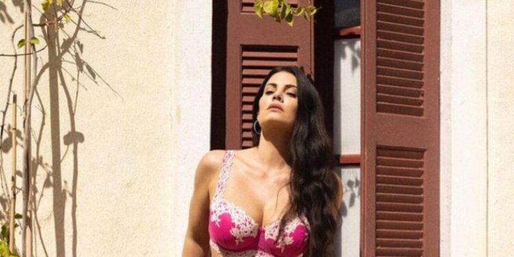 Μαρία Κορινθίου: Ποζάρει στην παραλία με μαγιό και κάνει θραύση (ΦΩΤΟ)