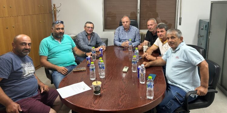 Συνάντηση του ΥφΑΑΤ Διονύση Σταμενίτη με τον ΤΟΕΒ Καρυώτισσας