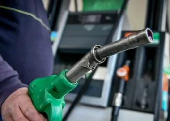 Πότε και πόσο θα μπορούσαν να αυξηθούν οι τιμές βενζίνης στην Ελλάδα λόγω του πολέμου στη Μέση Ανατολή