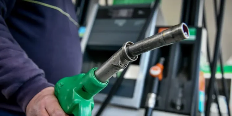 Πότε και πόσο θα μπορούσαν να αυξηθούν οι τιμές βενζίνης στην Ελλάδα λόγω του πολέμου στη Μέση Ανατολή