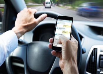 Όλες οι αλλαγές στον ΚΟΚ: Ψηφιακά πρόστιμα για χρήση κινητού και νέα όρια ταχύτητας