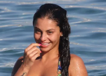 Δήμητρα Αλεξανδράκη: Ποζάρει τόπλες σε πισίνα και αφήνει πολύ λίγα για τη φαντασία