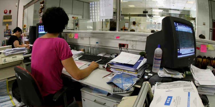 Χρέη στην εφορία: Ποιοι και πότε κινδυνεύουν να χάσουν τις ρυθμίσεις