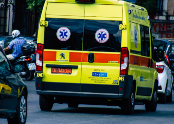 Στο νοσοκομείο 9χρονος που καταπλακώθηκε από μεταλλική πόρτα σε γήπεδο