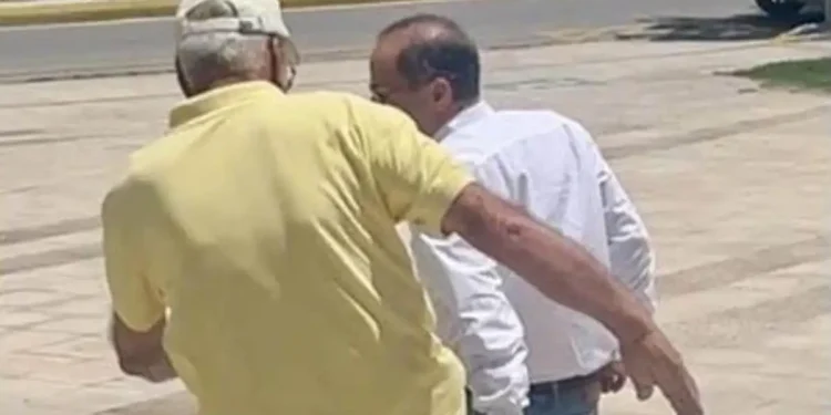 Έπεσαν κλωτσιές μεταξύ δύο πρώην Δημάρχων