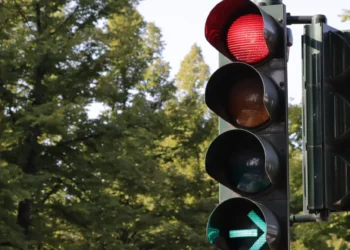 Νέος ΚΟΚ: Τα πρόστιμα για παραβίαση κόκκινου και STOP – Πότε αφαιρείται η άδεια για 8 χρόνια