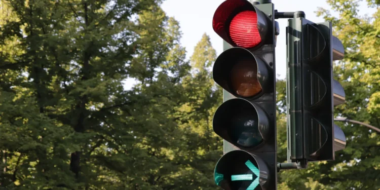 Νέος ΚΟΚ: Τα πρόστιμα για παραβίαση κόκκινου και STOP – Πότε αφαιρείται η άδεια για 8 χρόνια