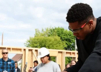 Ο Γιάννης Αντετοκούνμπο βοήθησε στο χτίσιμο σπιτιών για αστέγους στο Μιλγουόκι