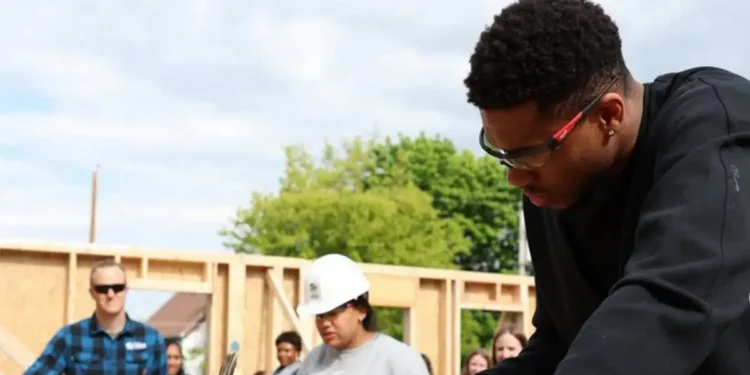 Ο Γιάννης Αντετοκούνμπο βοήθησε στο χτίσιμο σπιτιών για αστέγους στο Μιλγουόκι