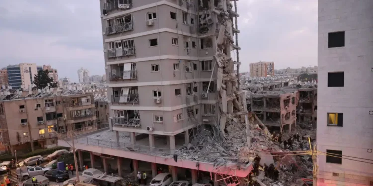 Φλέγεται η Μέση Ανατολή: Αλλεπάλληλα κύματα επιθέσεων από Ιράν και Ισραήλ – Πολλοί νεκροί, τραυματίες και αγνοούμενοι