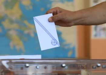 Κινούμενη άμμος το πολιτικό σκηνικό: Τα γκάλοπ, τα σενάρια για Σαμαρά – Τσίπρα και η κυβερνητική «ματιά»