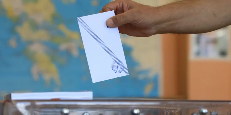 Κινούμενη άμμος το πολιτικό σκηνικό: Τα γκάλοπ, τα σενάρια για Σαμαρά – Τσίπρα και η κυβερνητική «ματιά»