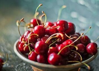 Κεράσια: Γιατί πωλούνται “χρυσάφι” – Πόσο θα τα αγοράσετε στη λαϊκή, στα σούπερ μάρκετ και τα οπωροπωλεία