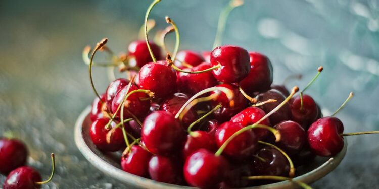 Κεράσια: Γιατί πωλούνται “χρυσάφι” – Πόσο θα τα αγοράσετε στη λαϊκή, στα σούπερ μάρκετ και τα οπωροπωλεία