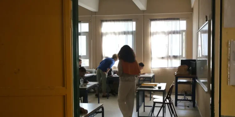 Μαθήτρια κατήγγειλε πως επιτηρήτρια της έκανε ρατσιστικά σχόλια κατά τη διάρκεια της εξέτασης- «Πώς ντύθηκες έτσι;»