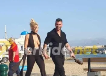 Ιωάννα Τούνη και Στάθης Σχίζας χέρι χέρι και χαμογελαστοί στη Μύκονο