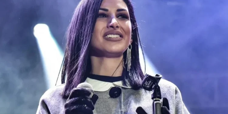 Οργή από την τραγουδίστρια Λένα Ζευγαρά για το πανό στο ΣΕΦ: Θα βρεθείτε ενώπιον της δικαιοσύνης