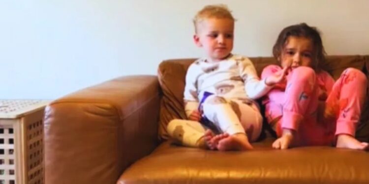 Όταν η μαμά φεύγει για λίγο: Η κίνηση του μικρού της για την αυτιστική αδερφή του θα σε συγκινήσει