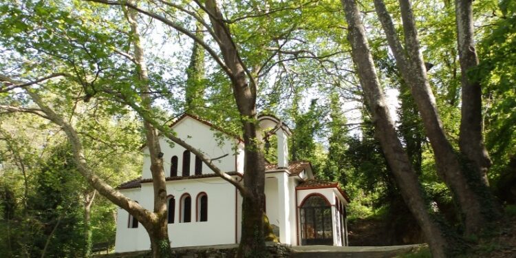 Πανηγυρίζει το Παρεκκλήσι του Αγίου Παντελεήμονα του Ιαματικού στα Λουτρά Πόζαρ