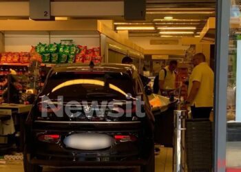 Αυτοκίνητο «σφηνώθηκε» σε σούπερ μάρκετ – Τραυματίστηκε σοβαρά ένα 7χρονο παιδί, σε καλύτερη κατάσταση το αδερφάκι του, με κακώσεις μια υπάλληλος