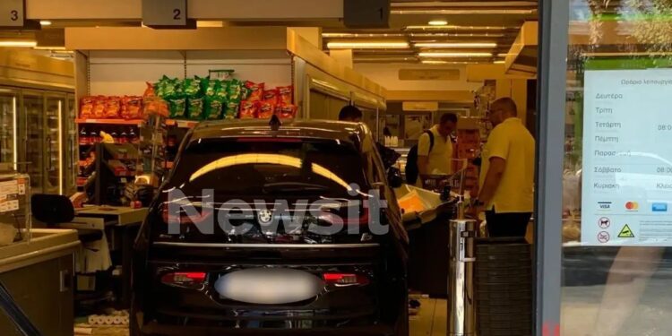 Αυτοκίνητο «σφηνώθηκε» σε σούπερ μάρκετ – Τραυματίστηκε σοβαρά ένα 7χρονο παιδί, σε καλύτερη κατάσταση το αδερφάκι του, με κακώσεις μια υπάλληλος
