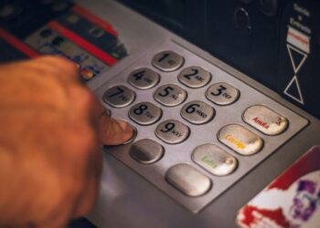 ΑΤΜ: Από 11 Αυγούστου καταργούνται οι τραπεζικές προμήθειες ‑ Τι θα αλλάξει