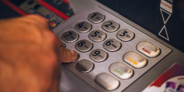 ΑΤΜ: Από 11 Αυγούστου καταργούνται οι τραπεζικές προμήθειες ‑ Τι θα αλλάξει