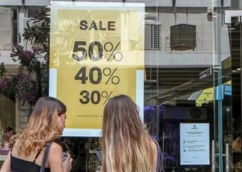 Θερινές εκπτώσεις: Πότε ξεκινούν – Ποια Κυριακή θα είναι ανοιχτά τα καταστήματα