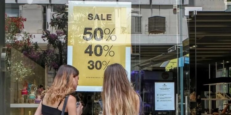 Θερινές εκπτώσεις: Πότε ξεκινούν – Ποια Κυριακή θα είναι ανοιχτά τα καταστήματα