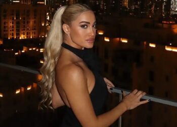 Η Ιωάννα Τούνη ποζάρει γυμνή στην μπανιέρα και «κολάζει» τους θαυμαστές της