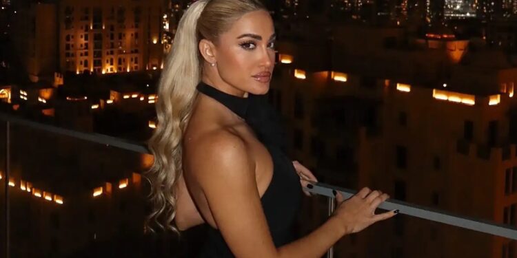 Η Ιωάννα Τούνη ποζάρει γυμνή στην μπανιέρα και «κολάζει» τους θαυμαστές της