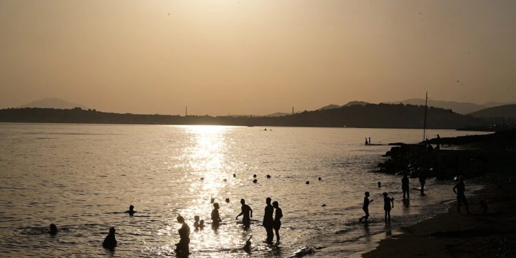 Αφόρητη ζέστη ακόμη και τη νύχτα, ξημερώματα με 33°C – Το κύριο χαρακτηριστικό του καύσωνα που έρχεται