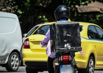 Καύσωνας: Έκτακτα μέτρα για τους εργαζόμενους και την Τρίτη – Σε ποιες περιοχές απαγορεύονται υπαίθριες εργασίες και delivery