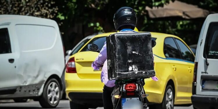 Καύσωνας: Έκτακτα μέτρα για τους εργαζόμενους και την Τρίτη – Σε ποιες περιοχές απαγορεύονται υπαίθριες εργασίες και delivery