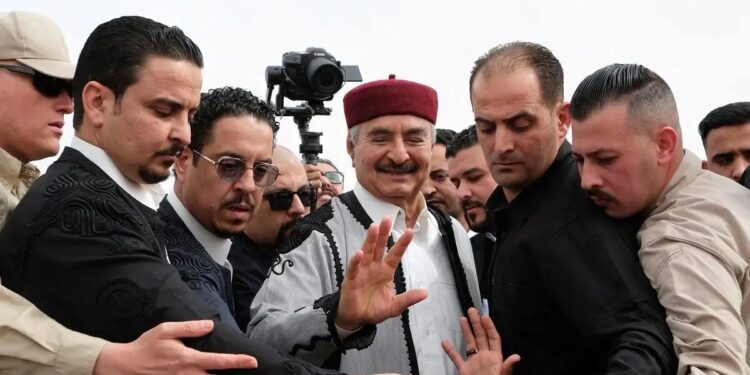 Ο Χάφταρ χαρακτήρισε ανεπιθύμητη την ευρωπαϊκή αντιπροσωπεία – Διπλωματική κρίση με τη Λιβυή