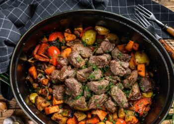 Συνταγή για χοιρινό «εξοχικό» στην γάστρα