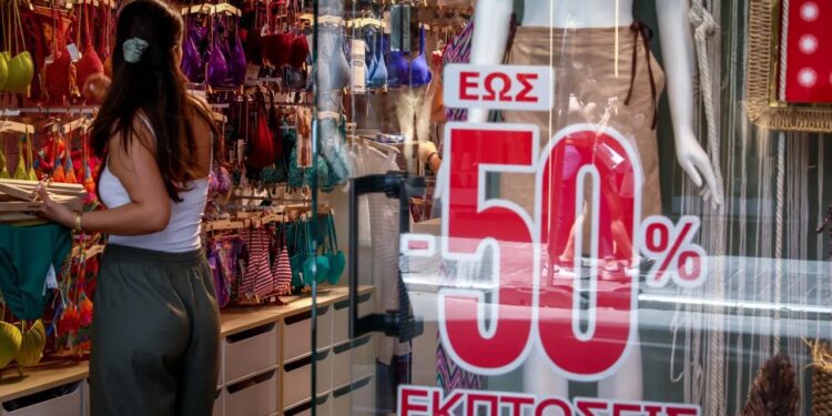 Θερινές εκπτώσεις: Στις 14 Ιουλίου κάνουν «πρεμιέρα» – Ποια Κυριακή θα είναι ανοιχτά τα καταστήματα