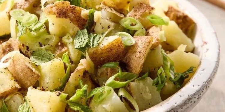 Λεμονάτη πατατοσαλάτα χωρίς μαγιονέζα – Η καλοκαιρινή εκδοχή που έψαχνες