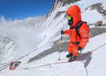 Συγκλονιστικό βίντεο από το Έβερεστ με ορειβάτες να περπατούν δίπλα σε σορούς – 330 νεκροί στις πλαγιές του από το 1921