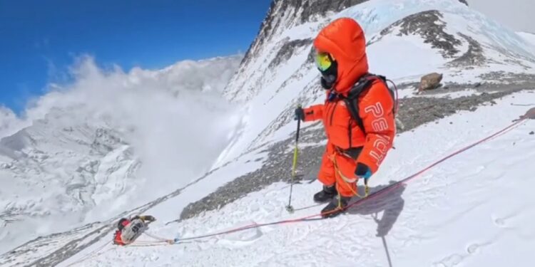 Συγκλονιστικό βίντεο από το Έβερεστ με ορειβάτες να περπατούν δίπλα σε σορούς – 330 νεκροί στις πλαγιές του από το 1921