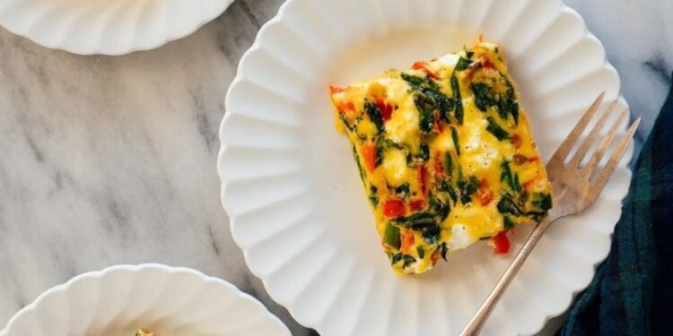 Κυριακάτικη υγιεινή ομελέτα φούρνου με λαχανικά