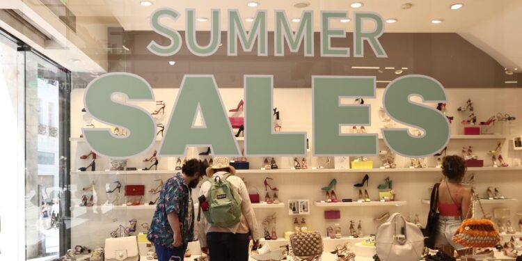 Ξεκινούν σήμερα οι θερινές εκπτώσεις 2025 – Τι πρέπει να προσέξουν οι καταναλωτές