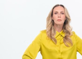 Η Εβελίνα Παπούλια ποζάρει με μπικίνι στα 54 και απολαμβάνει χαλαρές στιγμές στη φύση