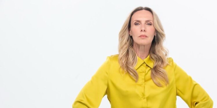 Η Εβελίνα Παπούλια ποζάρει με μπικίνι στα 54 και απολαμβάνει χαλαρές στιγμές στη φύση